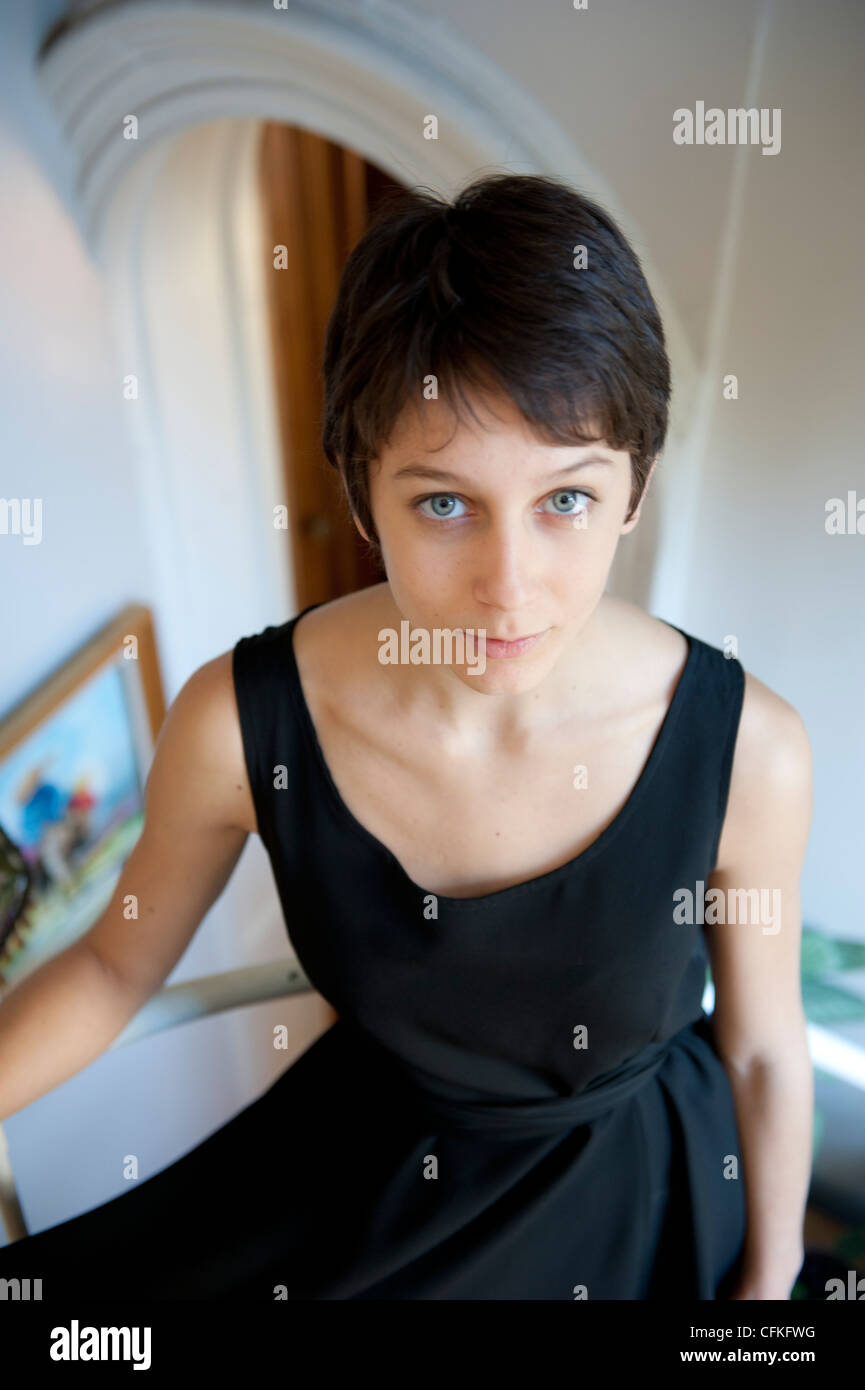 Belle jeune femme américaine avec les cheveux bruns et de grands yeux bleus Banque D'Images