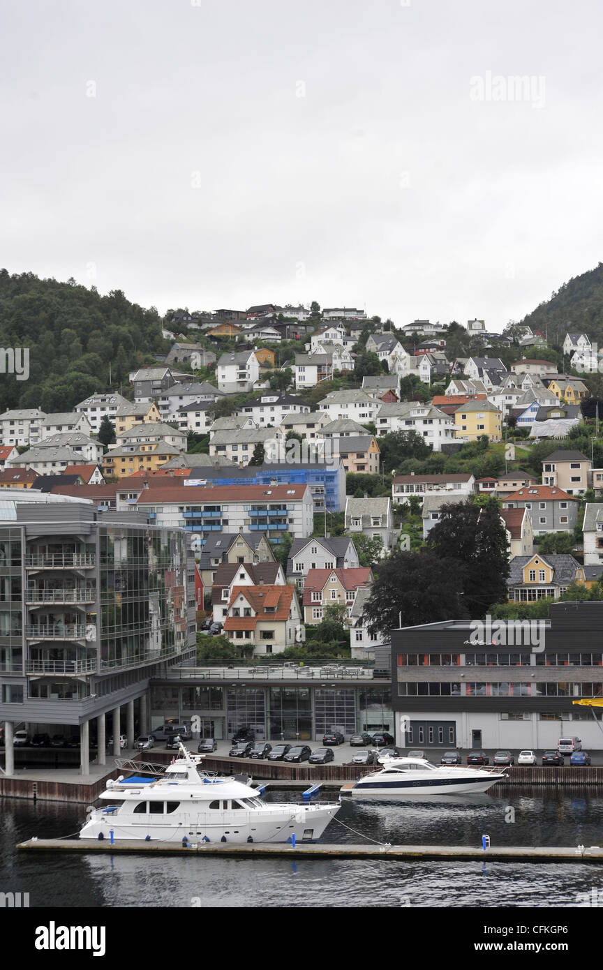 Une vue sur le port et de nombreuses maisons dans la distance à Bergen, Norvège Banque D'Images