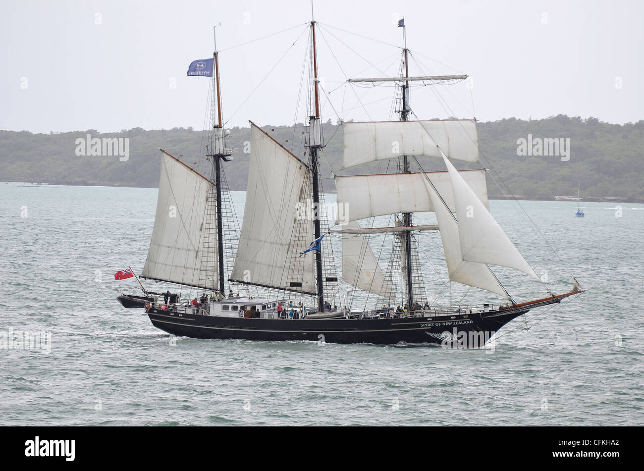 Voilier trois mâts esprit de Nouvelle-Zélande au large de l'entrée de Rangitoto Waitamata Harbour Auckland New Zealand Banque D'Images