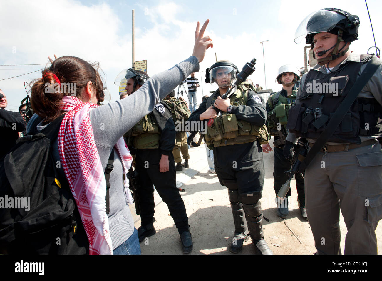 Une femme palestinienne affronte les soldats israéliens au point de contrôle de Kalandia lors de manifestations contre l'occupation de la Palestine. Banque D'Images