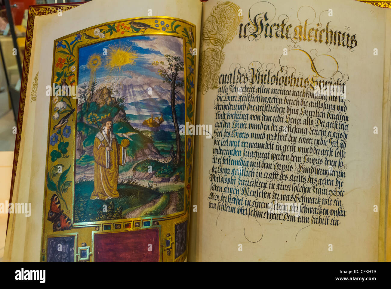 Paris, France, Antiquités Livres, Bible du XVIe siècle 'Splendor Solis', sur présentation, au salon français du Livre, Foire du Livre, religion du Moyen âge Banque D'Images