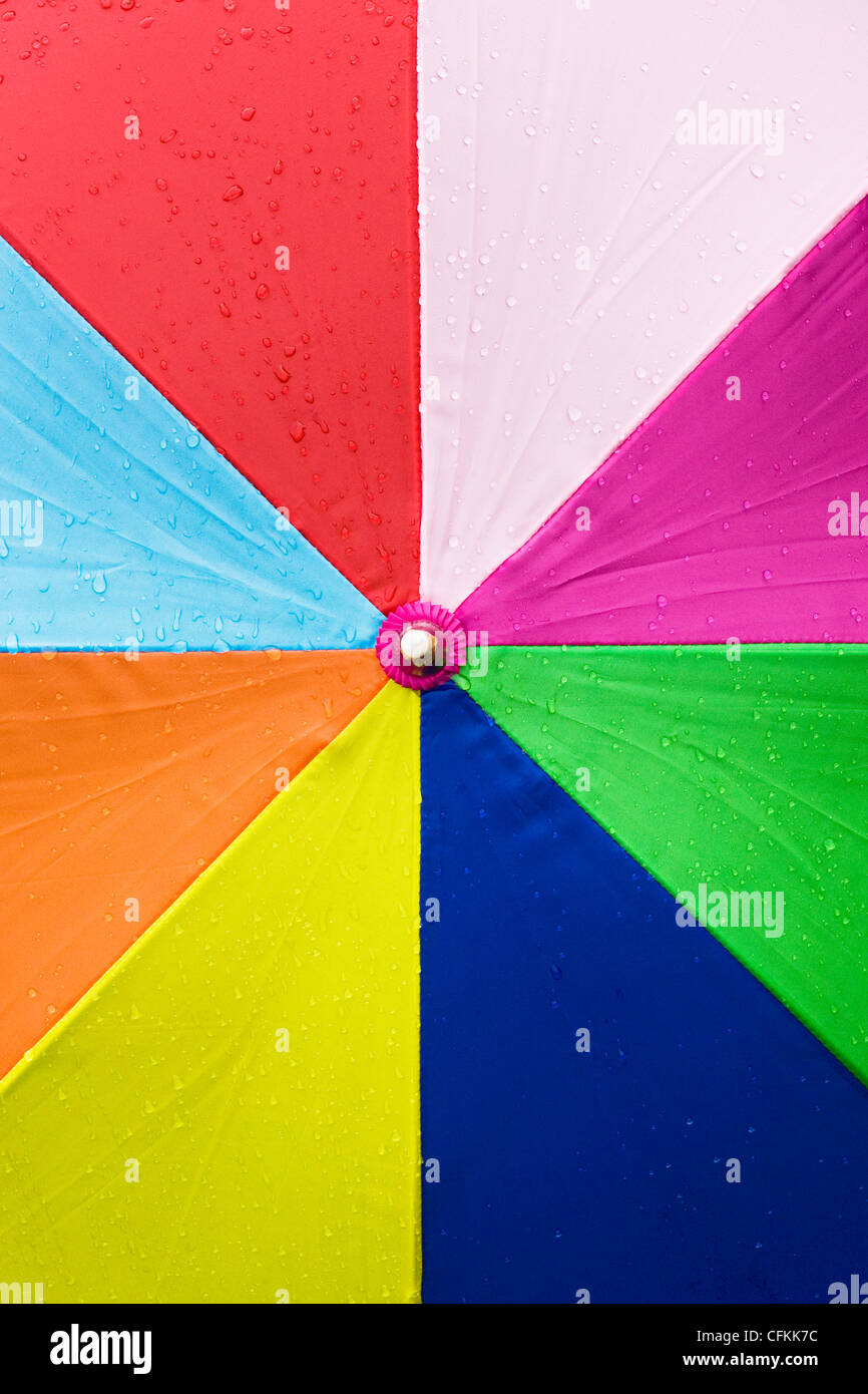 Close up d'un parapluie multicolore sous la pluie. Banque D'Images