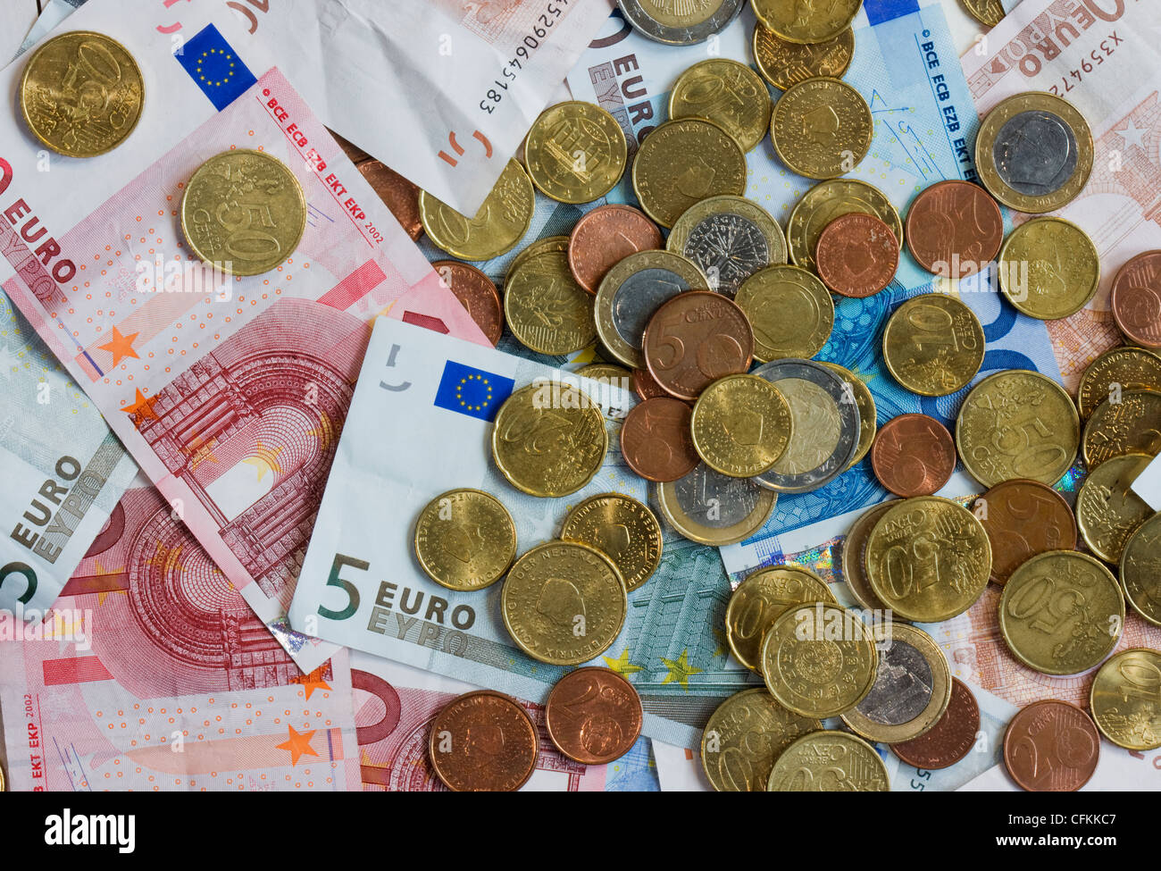 Les billets et pièces en euros. Banque D'Images