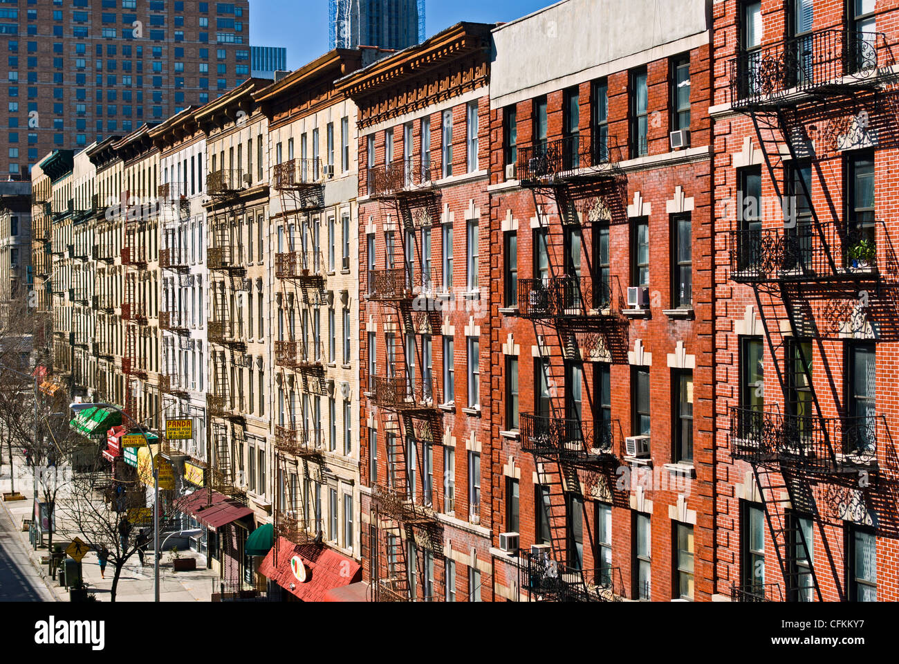 Le feu s'échappe sur l'immeuble d'habitation dans le quartier de Harlem, New York City. Banque D'Images