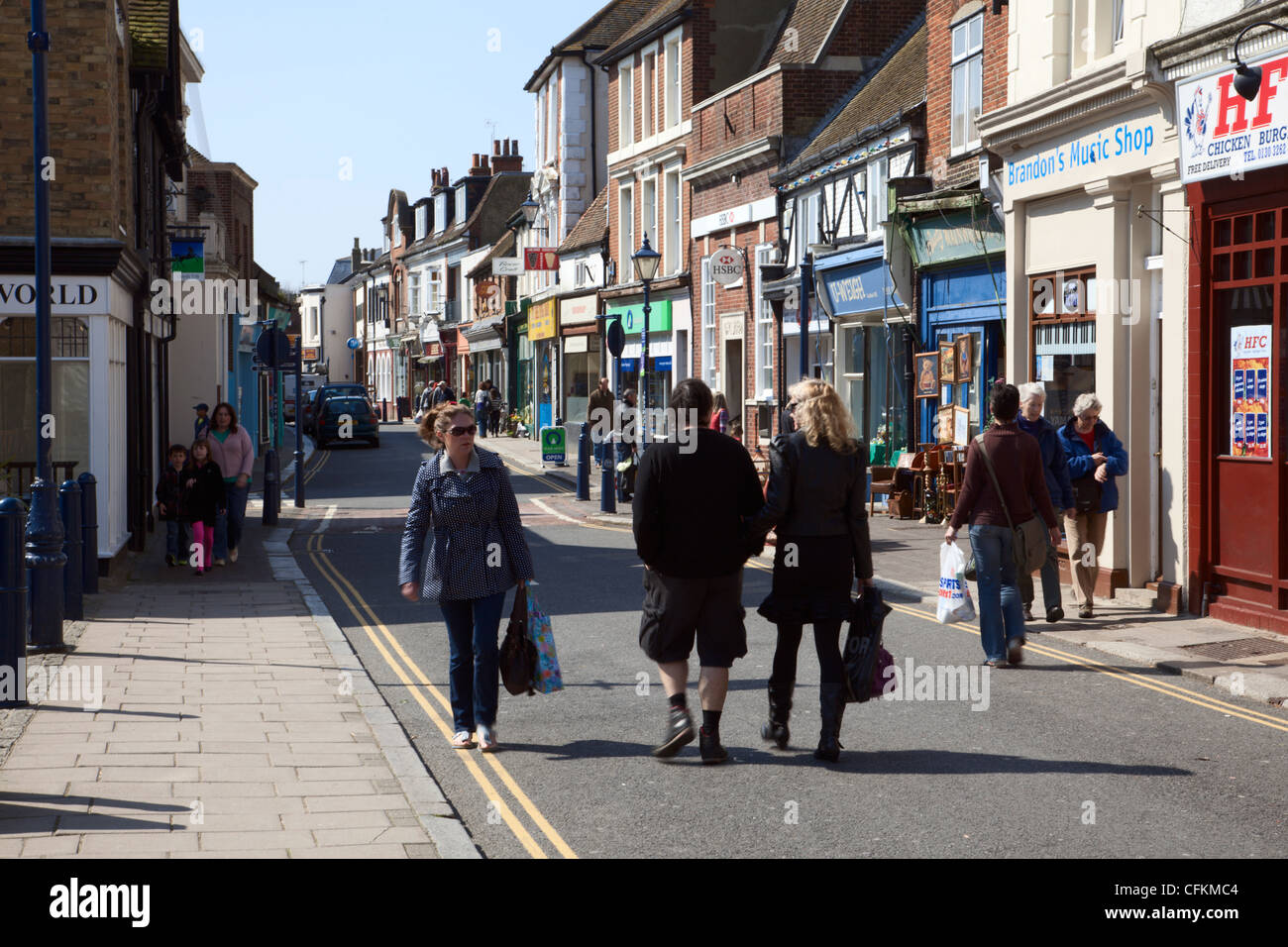 Les piétons rue Haute Hythe Kent Banque D'Images