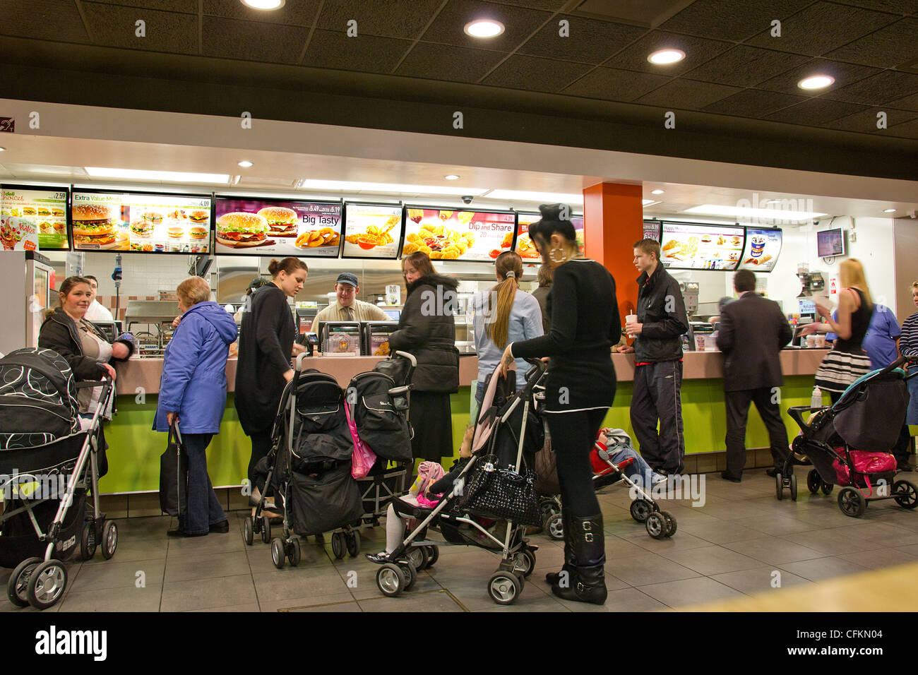 Jeunes mamans mères avec jeunes enfants, bébés et poussettes Landaus fast food Mcdonalds Ashford Kent UK Banque D'Images