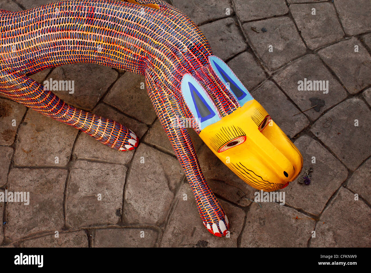 Papier multicolore chien figure à la main par des artisans mexicains. Banque D'Images