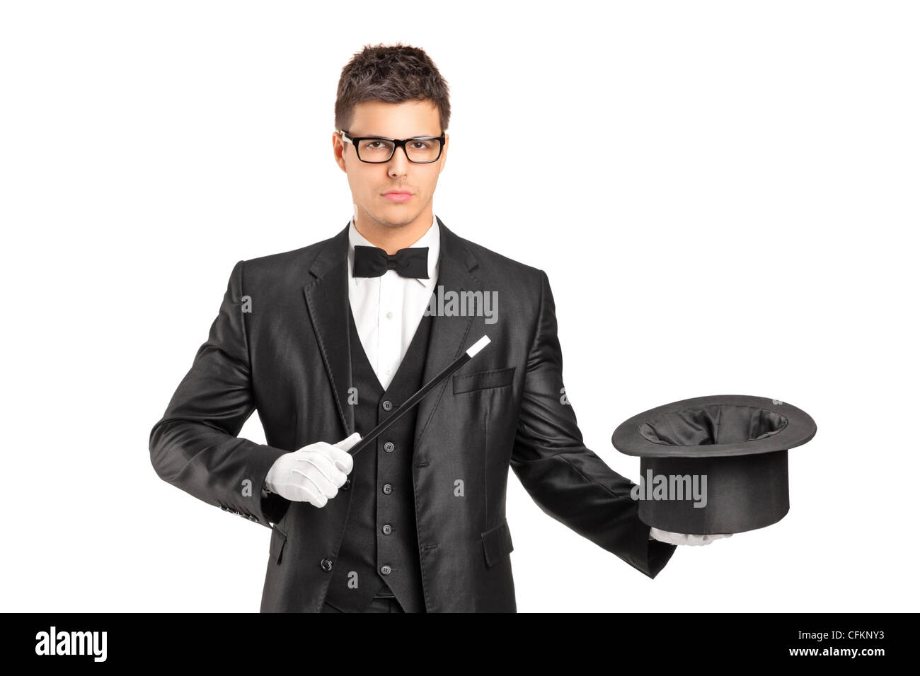 Un assistant tenant une baguette magique et chapeau haut vide isolé sur fond blanc Banque D'Images