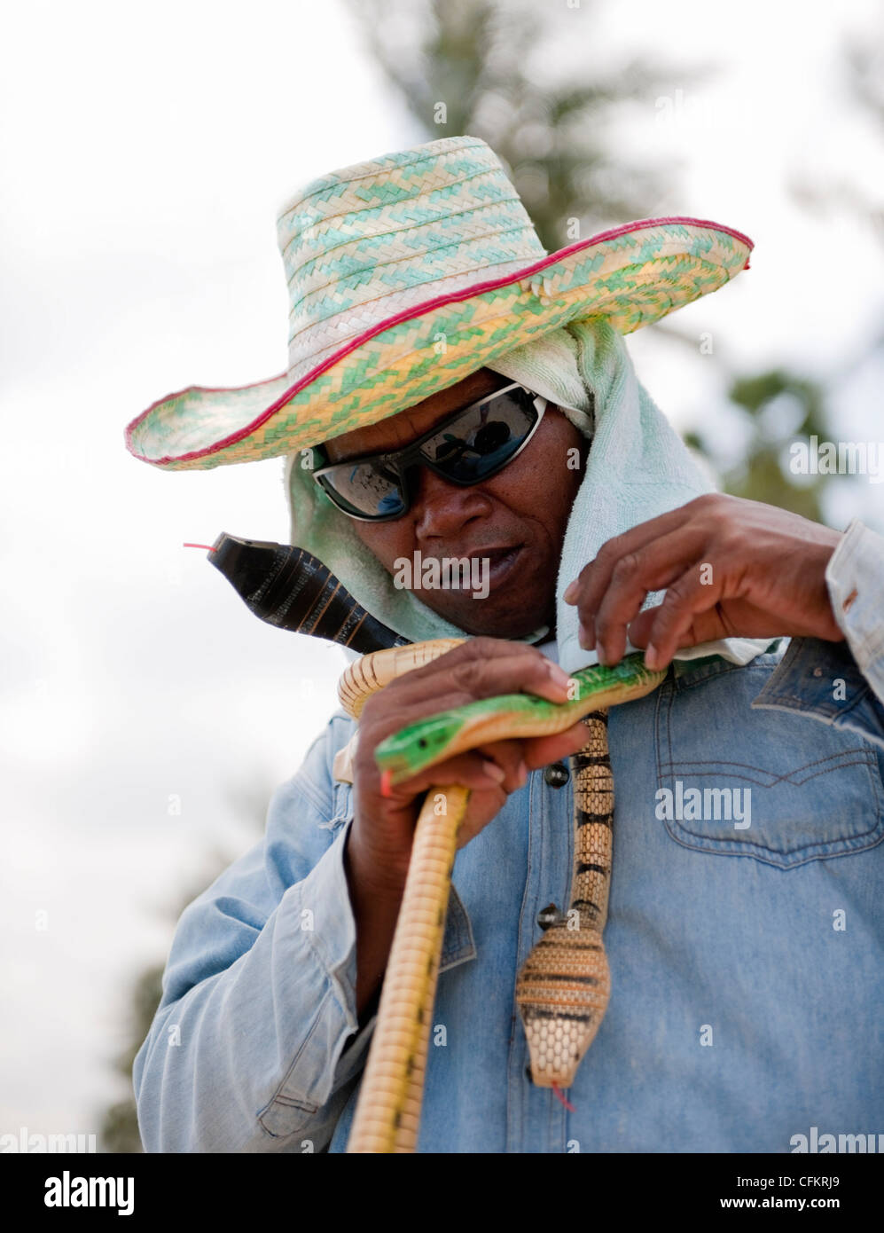 Thai beach colporteur wearing straw hat la vente de serpents en bois pour les touristes sur la plage de Maenam sur Ko Samui, Thaïlande Banque D'Images