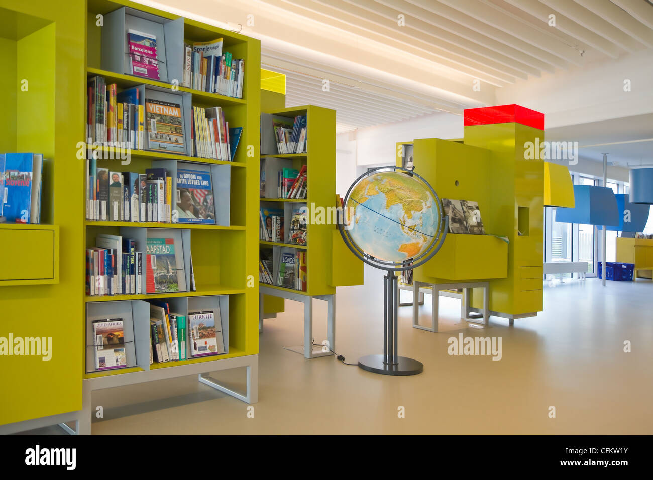 Une partie de l'intérieur de la bibliothèque moderne de nouvelle construction à La Haye, aux Pays-Bas. Banque D'Images
