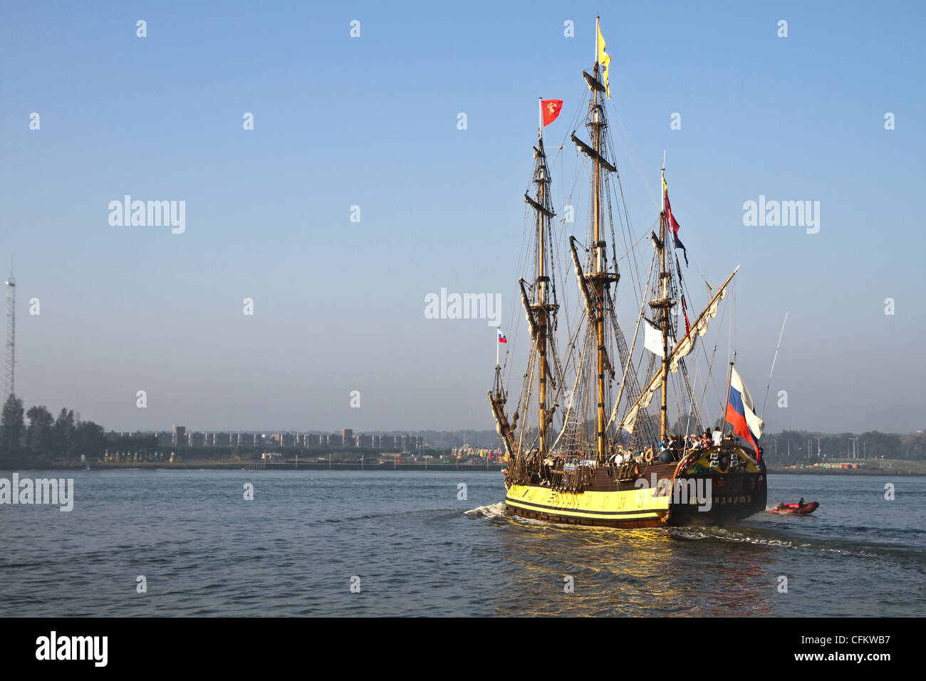 Shtandart frégate russe - Réplique de l'ancien navire de la voile sur la rivière sur un beau matin de l'automne - image en couleur Banque D'Images