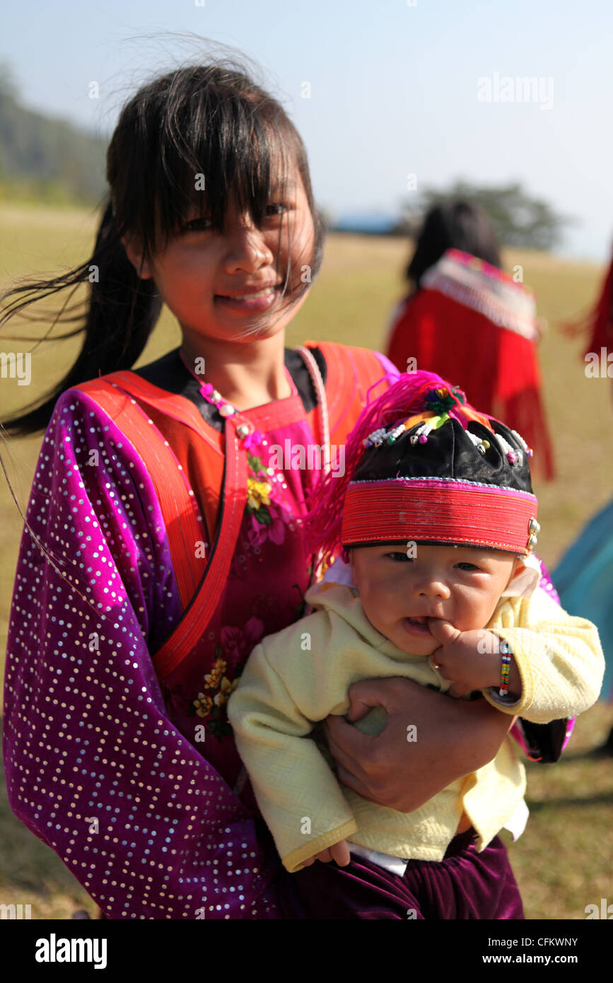 Girl tribu Lisu hill, tenant un bébé sur un point de vue domaine dans la province de Mae Hong Son, Thaïlande. Banque D'Images