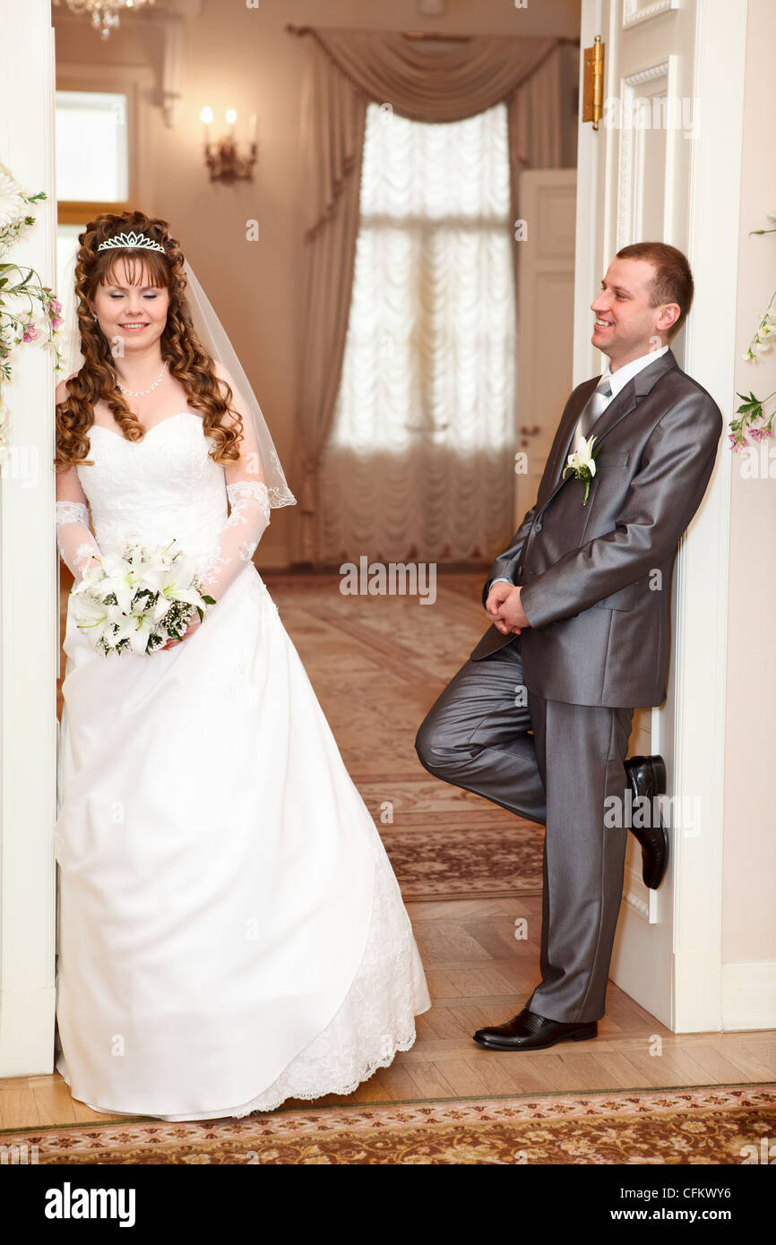 Young Caucasian couple mariage russe dans le hall Banque D'Images