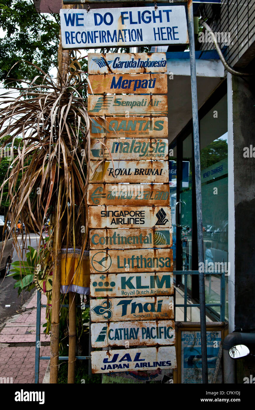 Vieux panneaux dans la face d'une agence touristique, Ubud, Bali, l'Asie du Sud, l'Indonésie Banque D'Images