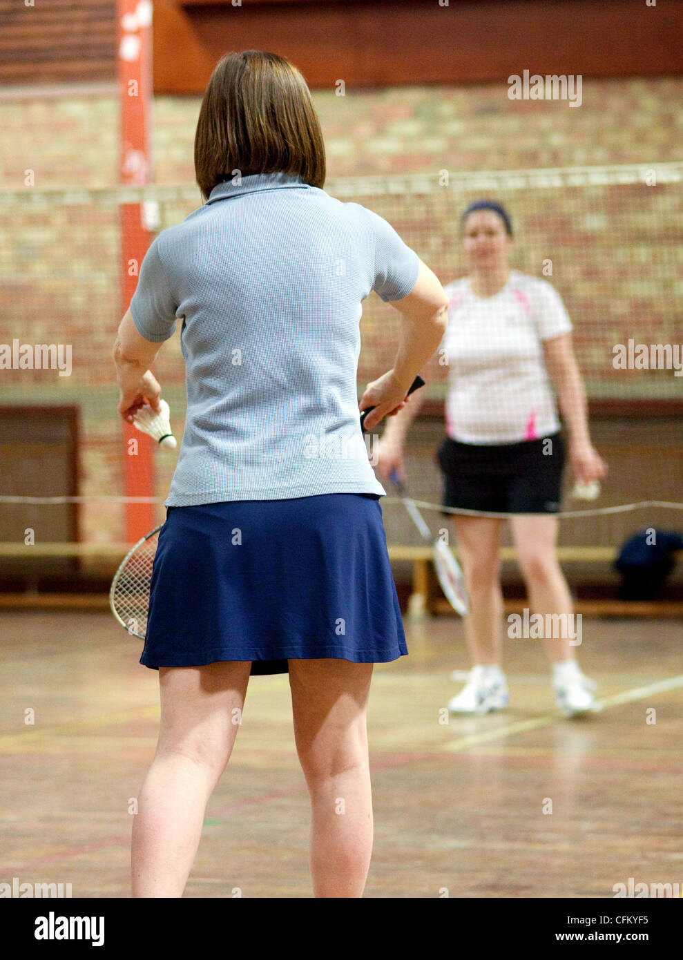 Deux femmes jouer au badminton à leur club local, Newmarket Suffolk UK Banque D'Images