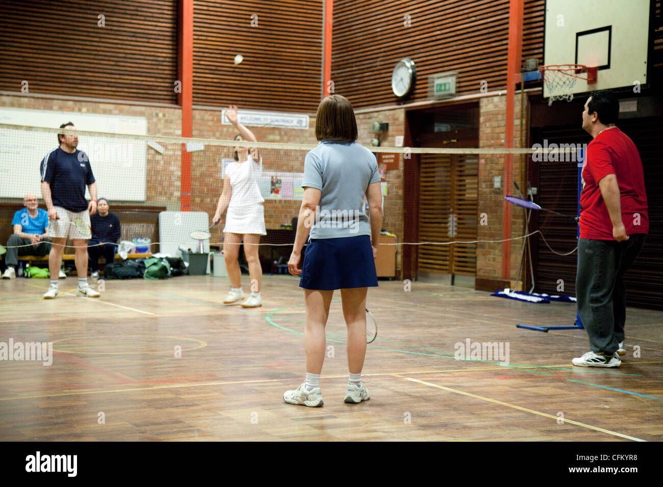Les gens jouent à un jeu de double badminton à leur club local, Newmarket Suffolk UK Banque D'Images