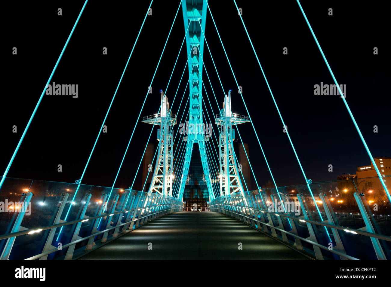 Salford Quays passerelle du millénaire qui s'étend sur le Manchester Ship Canal de nuit. Banque D'Images