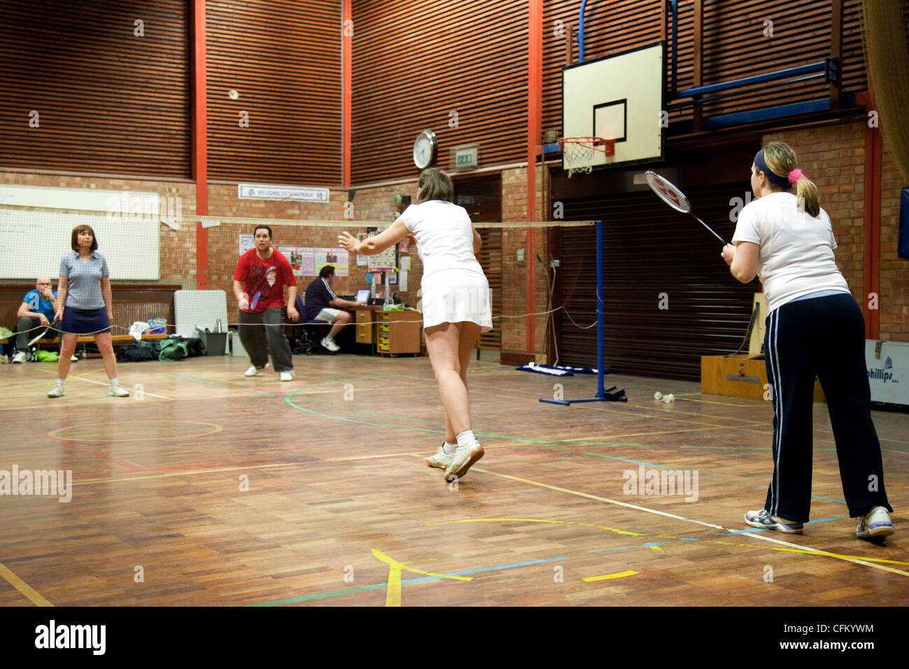 Les gens jouent à un jeu de double badminton à leur club local, Newmarket Suffolk UK Banque D'Images