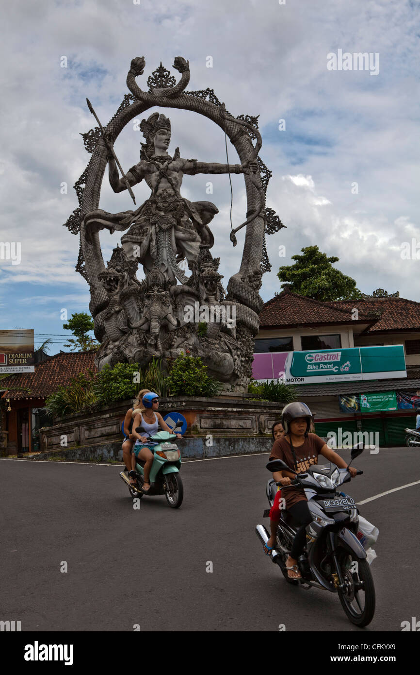Scooter dans une rue de Ubud, Bali, Indonésie, du Pacifique Sud, en Asie du sud-est, en Asie. Banque D'Images