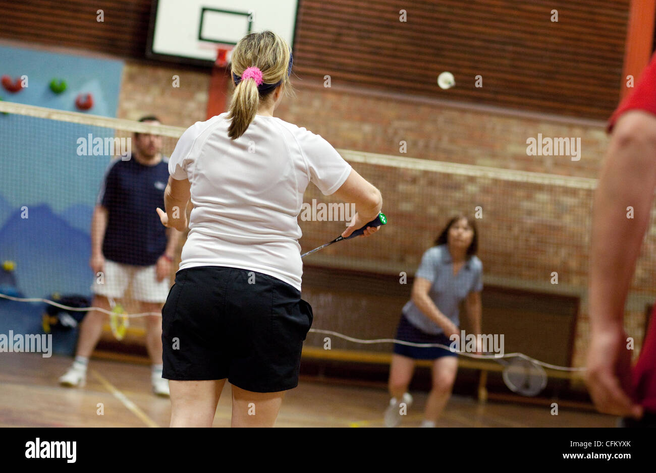 Quatre personnes jouant un double jeu de badminton à leur club local, Newmarket Suffolk UK Banque D'Images