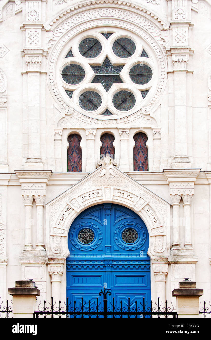Façade exquise de la synagogue historique de Reims, France Banque D'Images