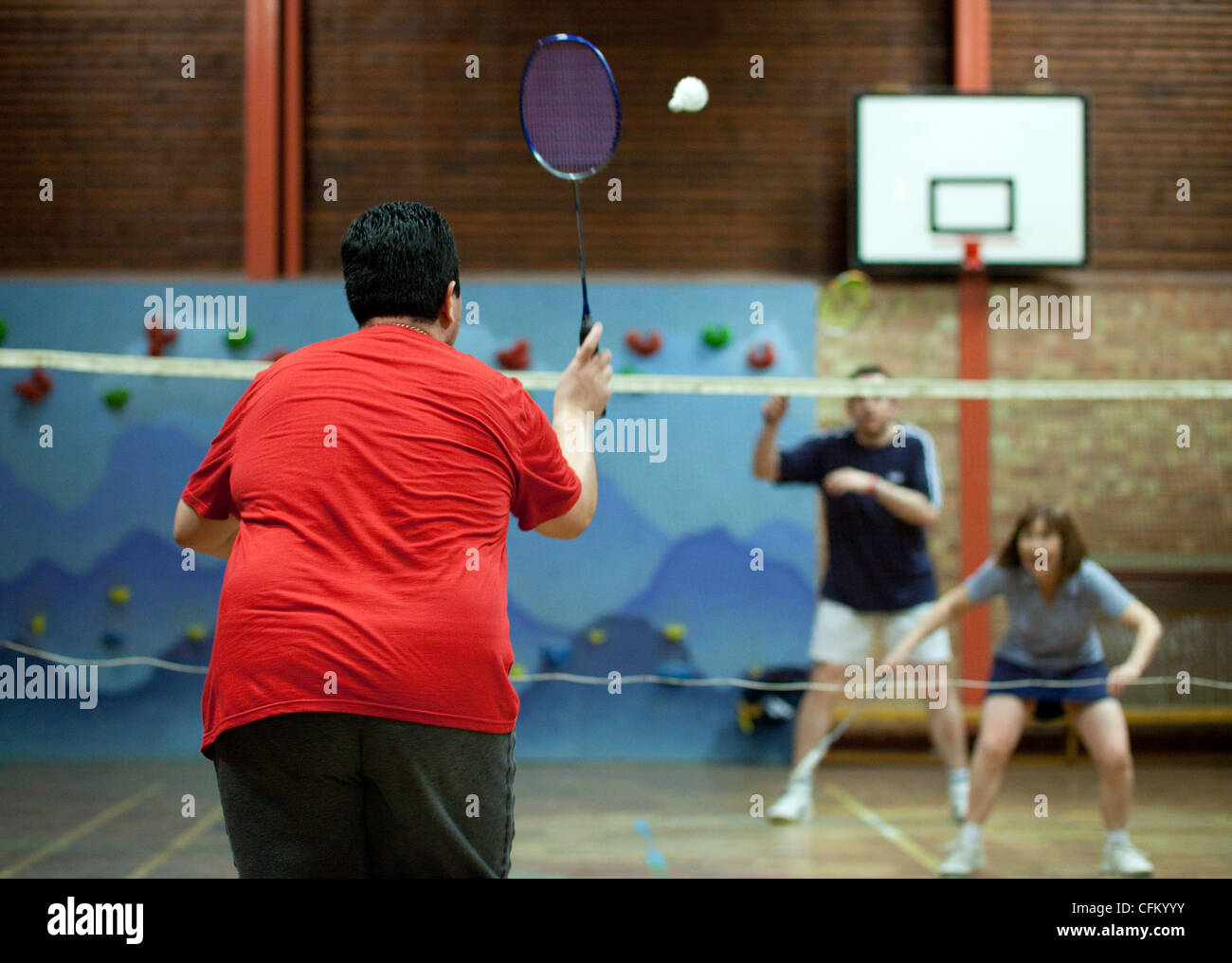 Body Diversity UK; un homme en surpoids jouant au badminton pour l'exercice, Royaume-Uni Banque D'Images