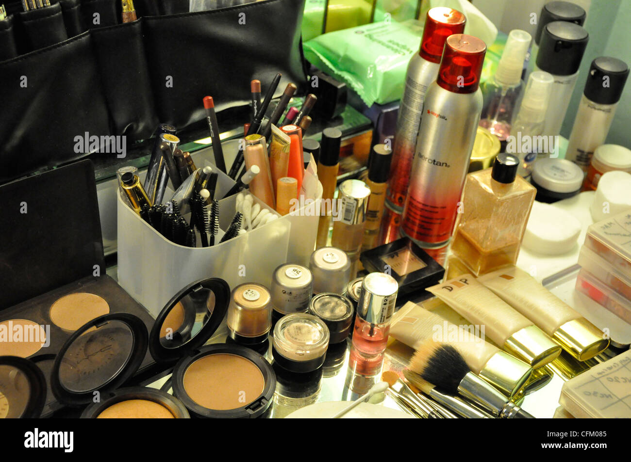 Les artistes composent la sélection de produits de beauté Banque D'Images Les artistes composent la sélection de produits de beauté Banque D'Images