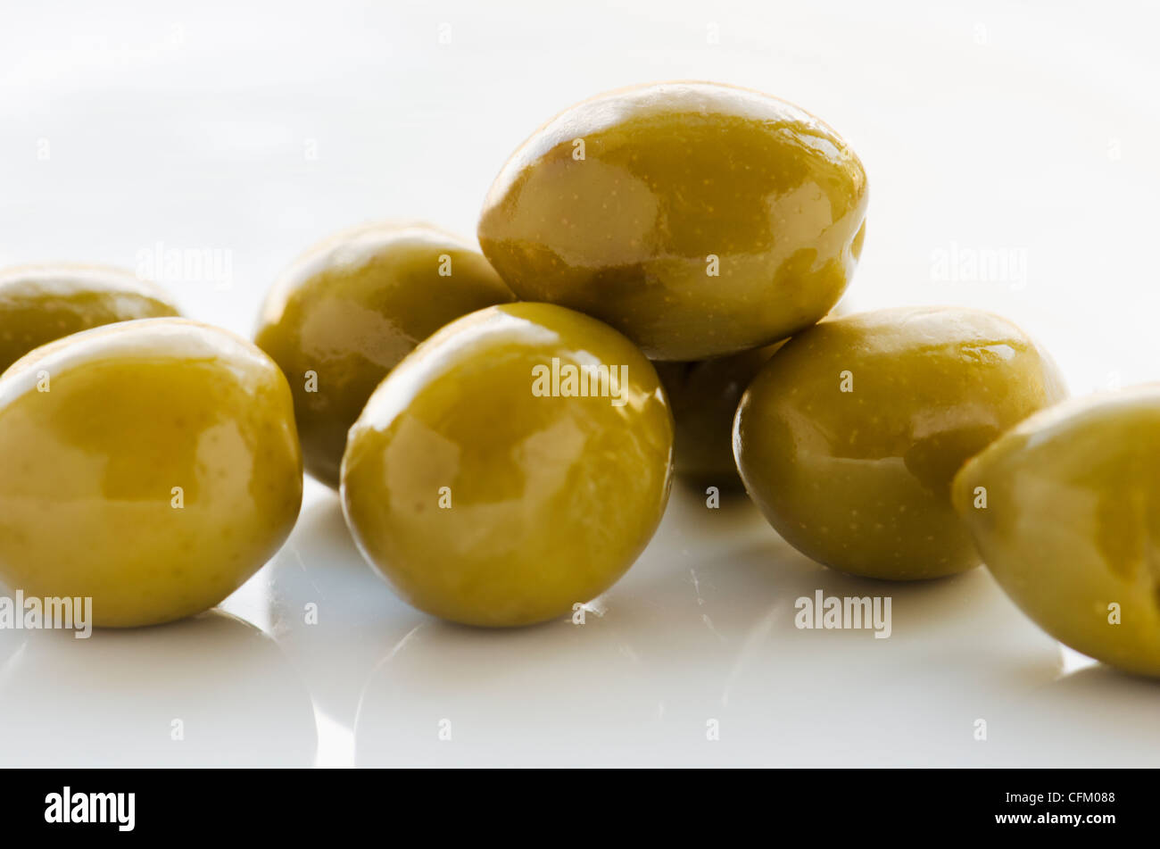 Close-up of green olives, studio shot Banque D'Images