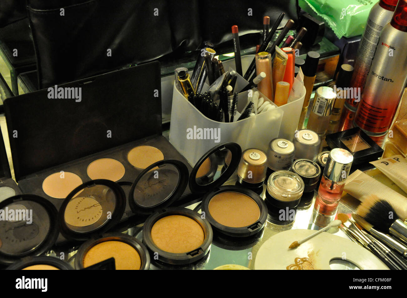 Les artistes composent la sélection de produits de beauté Banque D'Images Les artistes composent la sélection de produits de beauté Banque D'Images