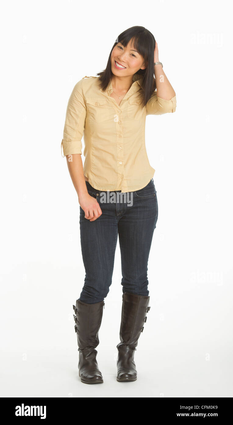 Young smiling woman standing, studio shot Banque D'Images