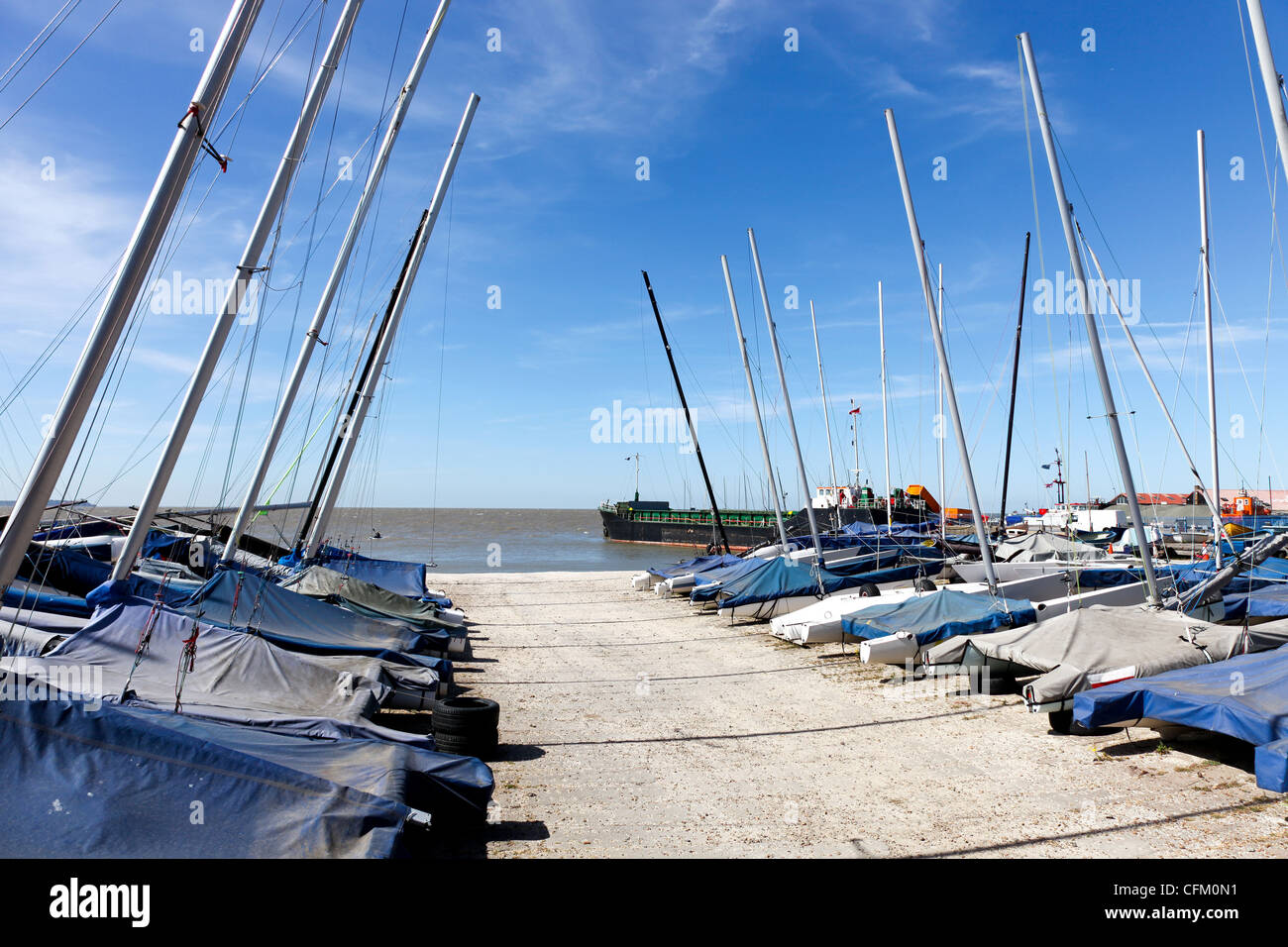 Bateaux à voile sur la plage de Whitstable, Kent, UK Banque D'Images