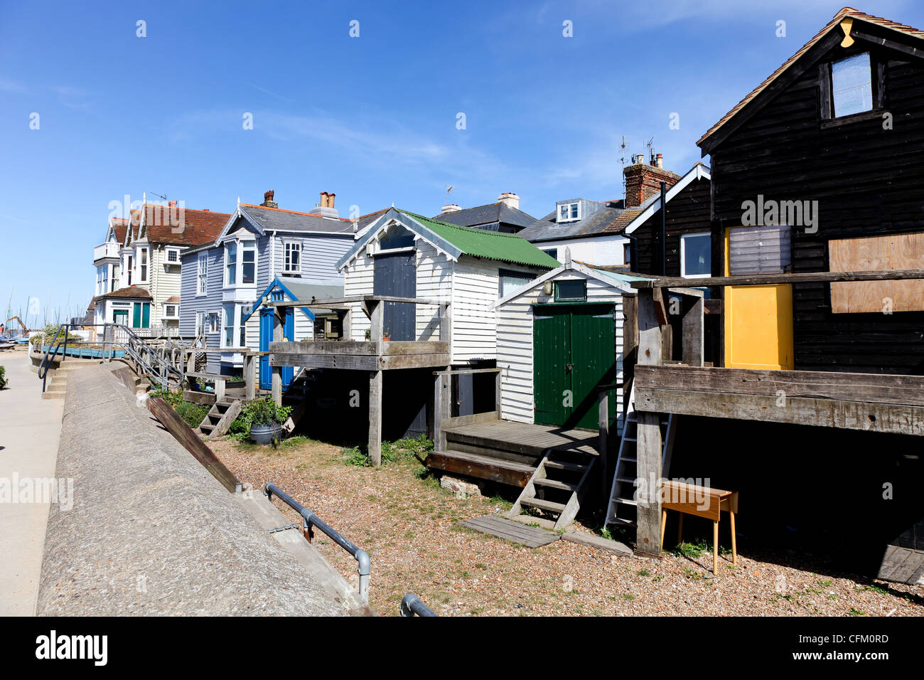 Maisons de bois traditionnelle weatherboarded avec vue sur la mer à Whitstable, Kent, UK Banque D'Images