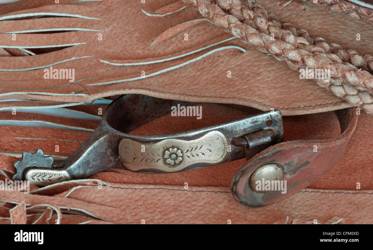 Éperon occidental antique ou pervers sur gilet en cuir avec cuir brut garniture de corde Banque D'Images
