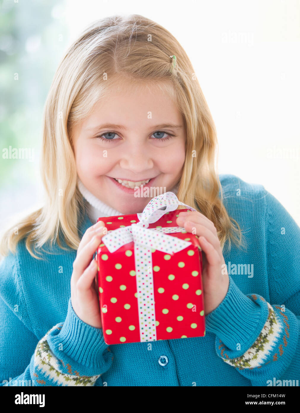 USA, New Jersey, Jersey City, Portrait of smiling girl (8-9) holding gift Banque D'Images