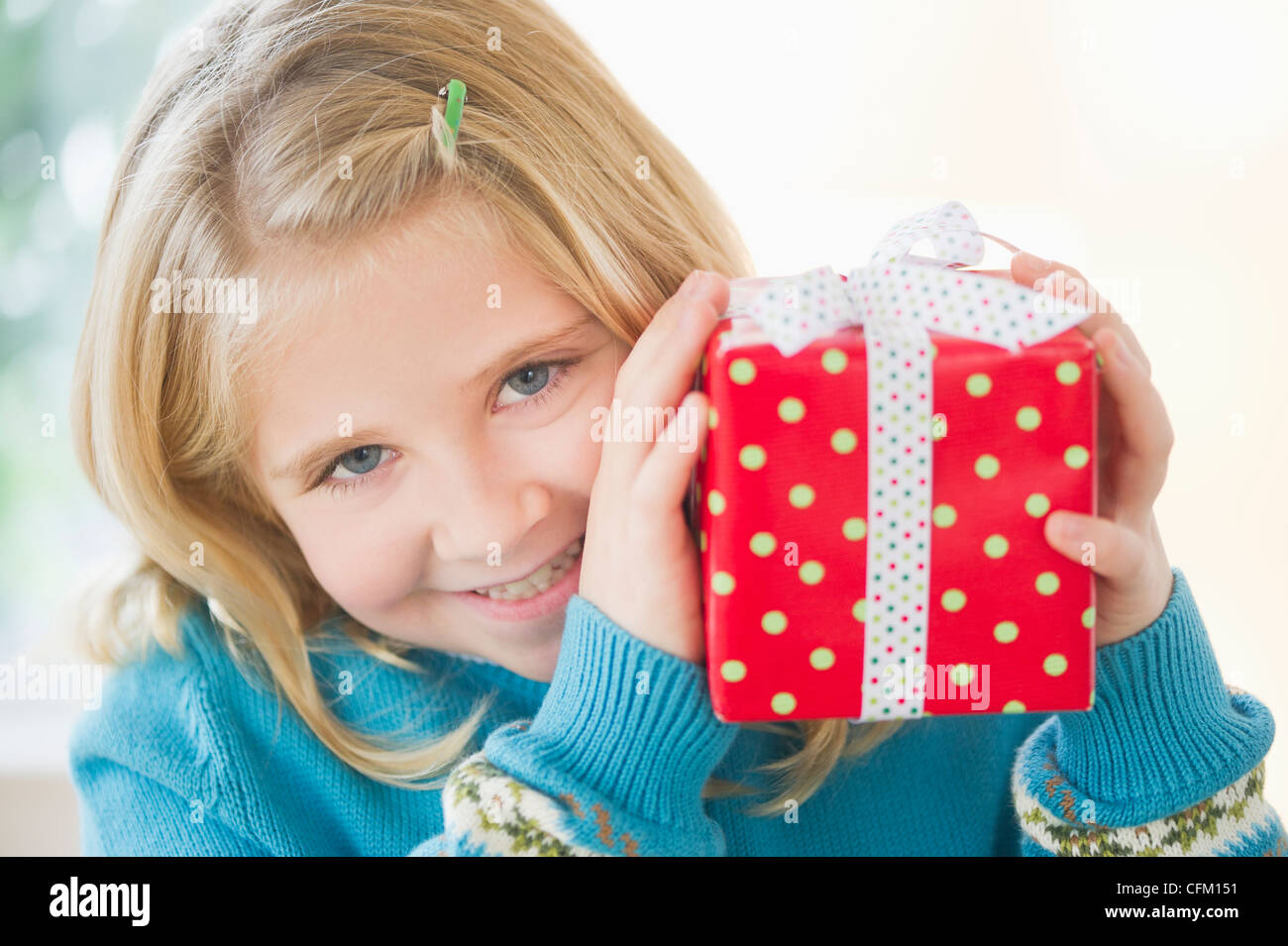 USA, New Jersey, Jersey City, Portrait of smiling girl (8-9) holding gift Banque D'Images