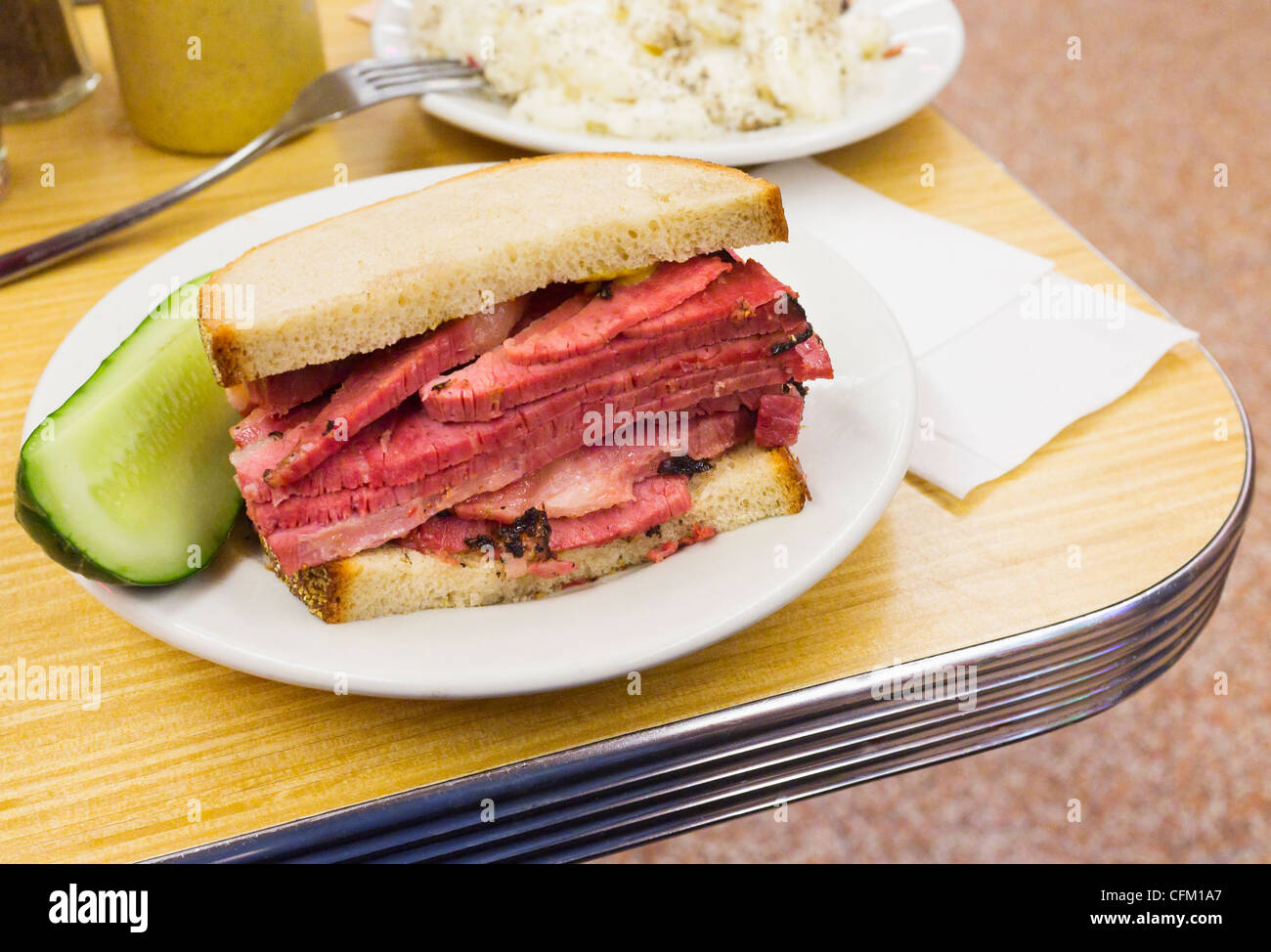 USA, l'État de New York, New York City, sandwich au pastrami Banque D'Images
