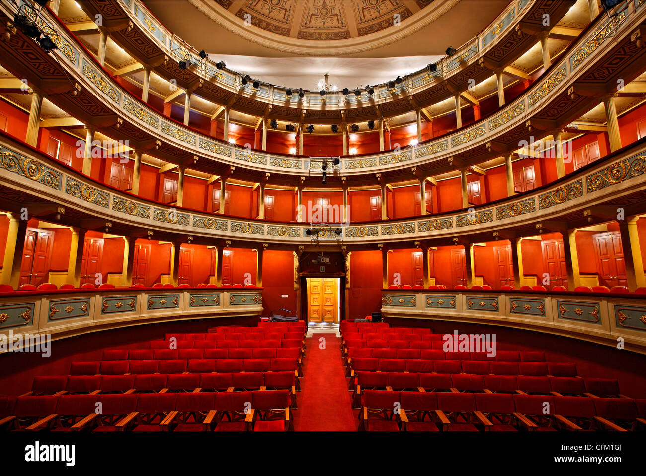 Vue de l'intérieur de l'Apollo Théâtre Municipal, de la ville de Patras, l'Achaïe, Péloponnèse, Grèce. Banque D'Images