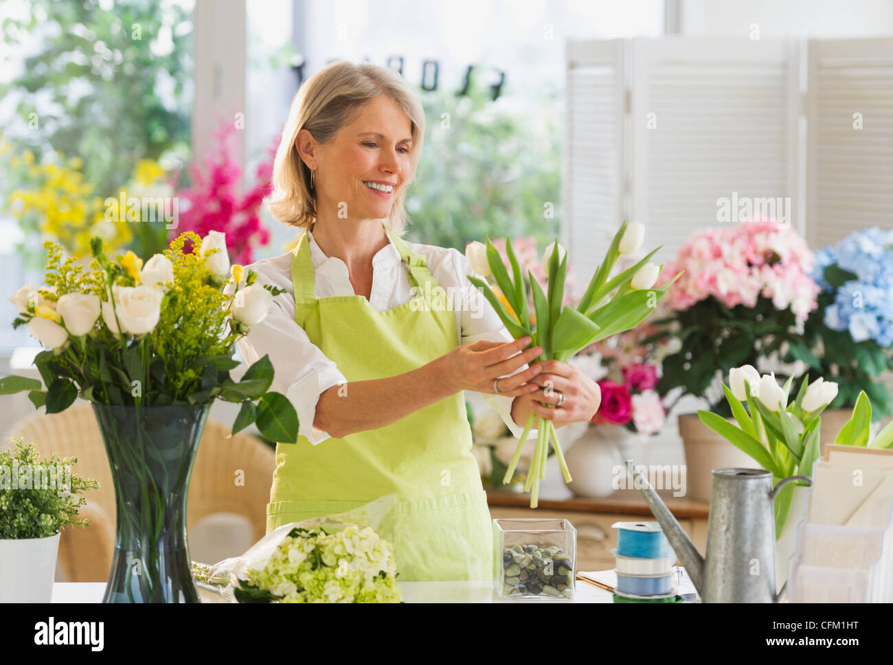 USA, New Jersey, Jersey City, Senior female florist bouquet organisation Banque D'Images