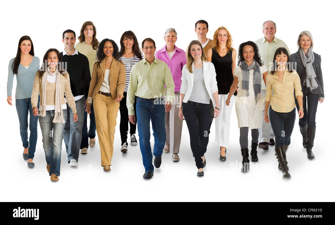 Portrait de studio de grand groupe de personnes marchant bras dessus bras dessous Banque D'Images