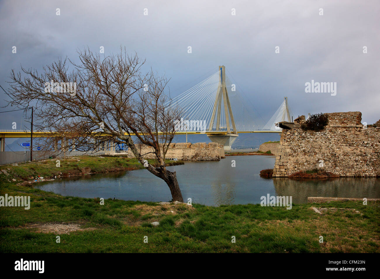 Le Rion Antirion- cable bridge et le château de Rio (aussi connu sous le nom de "Castello di Moreas'), dans l'Achaïe, Péloponnèse, Grèce. Banque D'Images