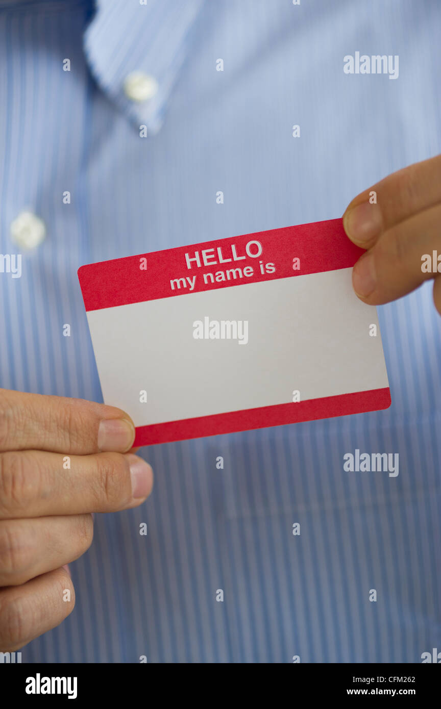 Jersey City, New Jersey, Close up of woman's hands holding blank nom tag, studio shot Banque D'Images