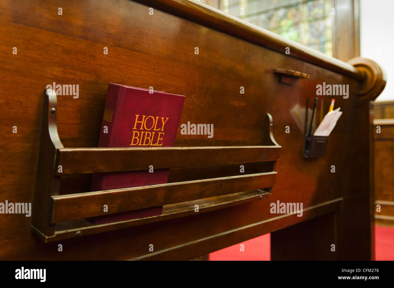 USA, New York, New York City, Close up of bible sur l'église en bois banc Banque D'Images