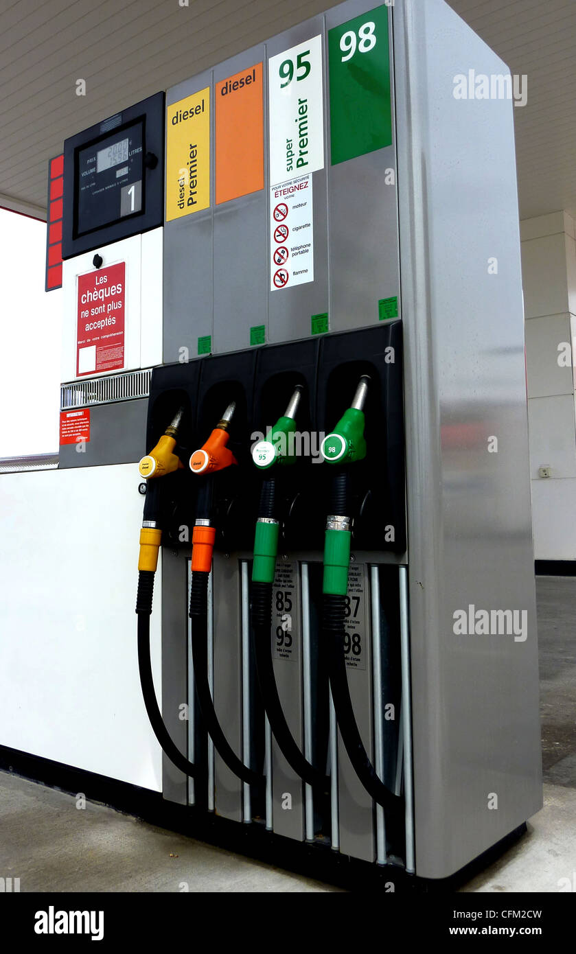 Quatre buses de pompe à gaz sur une station essence Banque D'Images