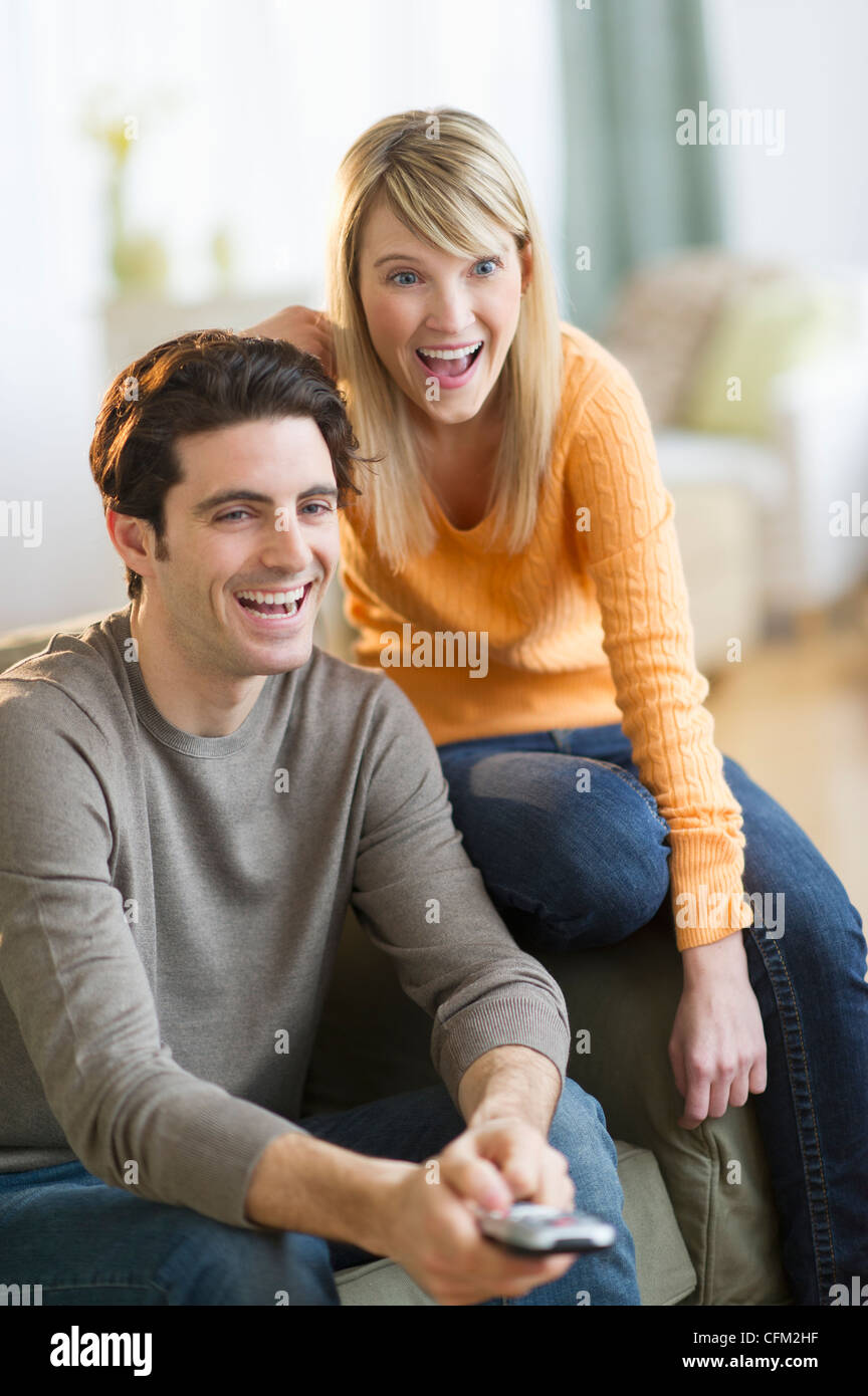 USA, New Jersey, Jersey City, Couple watching television Banque D'Images