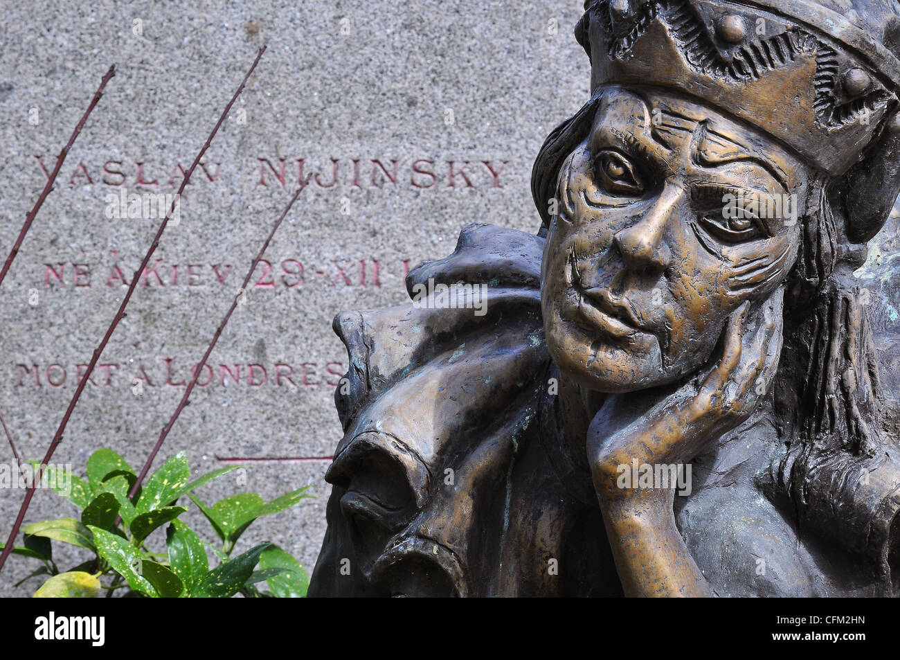 Pierre tombale et statue du célèbre danseur russe Vaslav Nijinsky, cimetière de Montmartre, Paris Banque D'Images