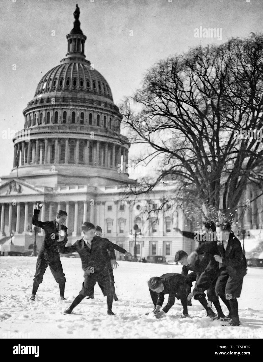 Page du Sénat les garçons mettent en scène leur première bataille de neige sur le Capitol plaza, vers 1925 Banque D'Images