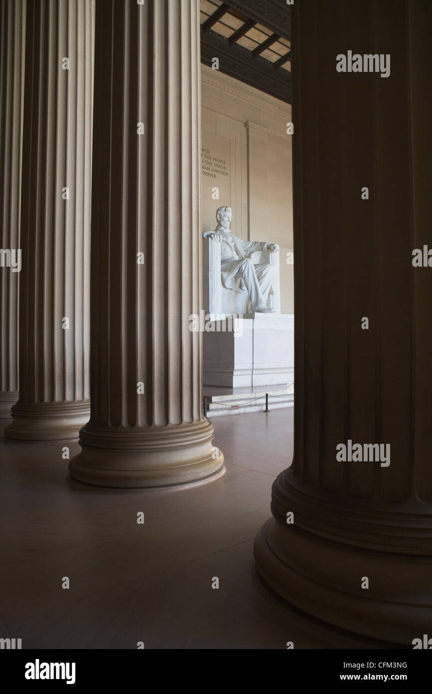 USA, Washington DC, le mémorial de Lincoln entre les colonnes Banque D'Images