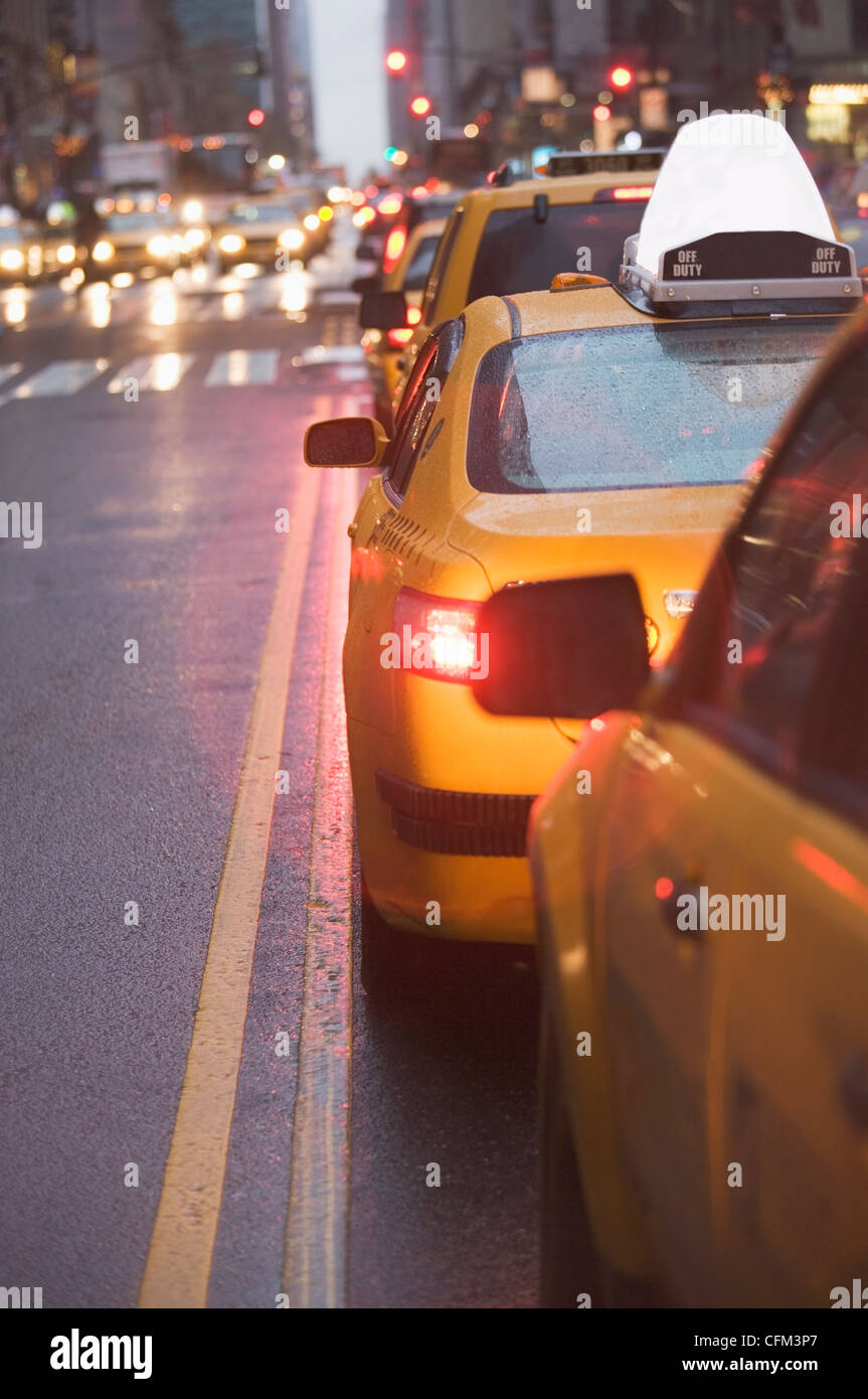 USA, l'état de New York, New York City, les voitures de taxi dans traffic jam Banque D'Images