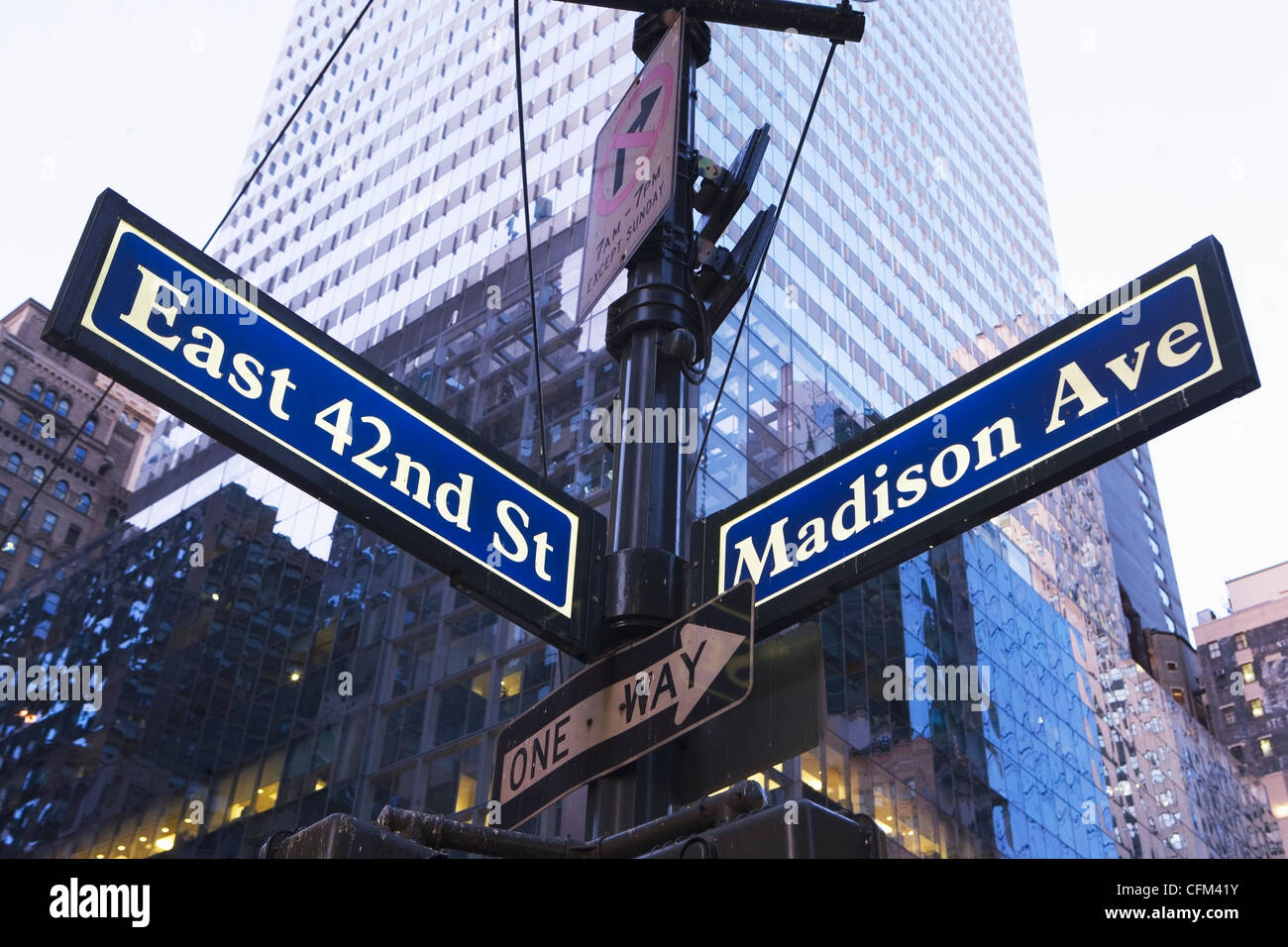 USA, l'État de New York, New York City, low angle view of street name sign Banque D'Images