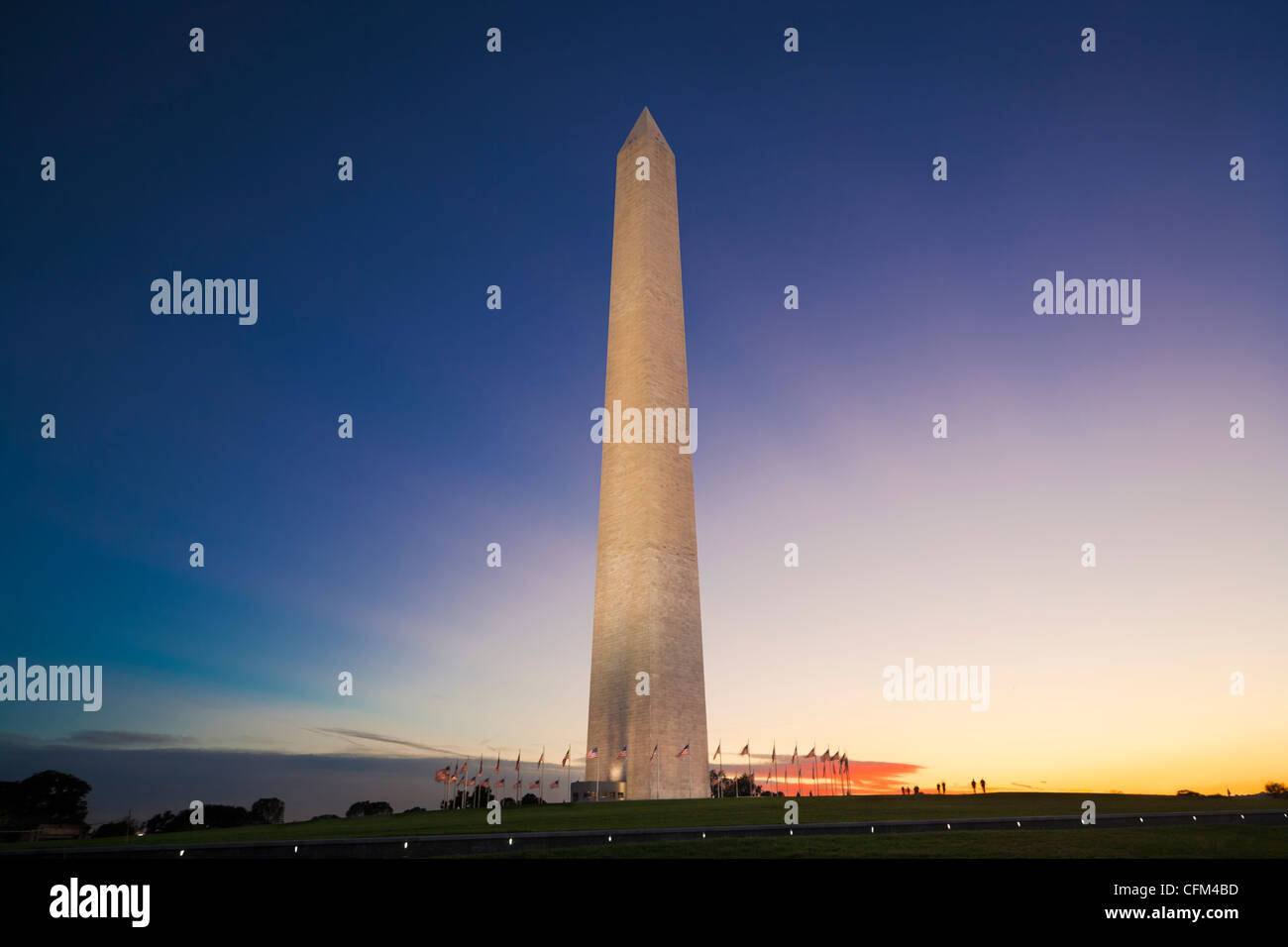 Washington D.C. Le Washington Monument au coucher du soleil, avec un ciel coloré crépuscule Banque D'Images